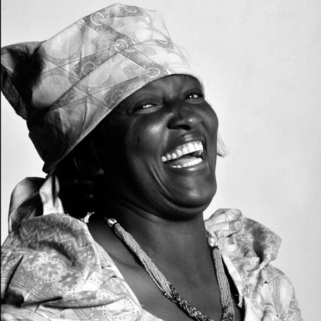 Una madre di colore sorride alla macchina fotografica di Mauro Vallinotto